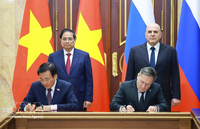 Les Premiers ministres vietnamien Pham Minh Chinh (gauche, 2e ligne) et russe Mikhaïl Michoustine (droite, 2e ligne) assistent à la signature de l'accord de coopération pour la construction d'une centrale nucléaire au Vietnam. Photo : VNA