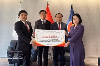 Le ministre des Sciences et des Technologies, Vu Hai Quan, assiste à la remise d'une application d'apprentissage du vietnamien aux dirigeants de l'ambassade du Vietnam en République de Corée. Photo : VNA
