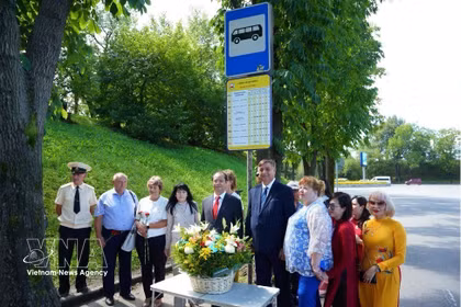 Le consul général Nguyên Viêt Kien et les membres de l’Association d’amitié avec le Vietnam de Primorié prennent une photo souvenir à l’arrêt de bus « Parc Hô Chi Minh ». Photo : VNA