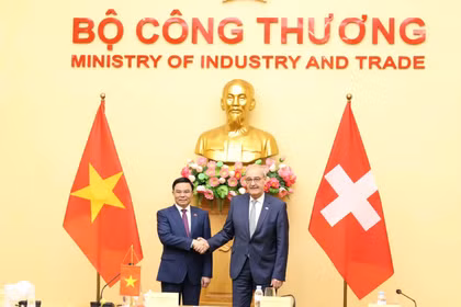 Le ministre vietnamien de l’Industrie et du Commerce, Le Manh Hung (gauche) et le président de la Confédération suisse, Guy Parmelin. Photo: moit.gov.vn.jpg