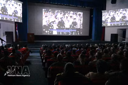 Projection du 6e épisode de la série documentaire « Deux cœurs, un même battement »; le 9 septembre à La Havane. Photo: VNA