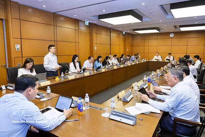 Des discussions en groupes, le 21 octobre au matin, sur le projet de loi révisant les dispositions relatives au don, au prélèvement et à la transplantation de tissus et d’organes humains, ainsi qu’au don et au prélèvement de corps. Photo: VNA