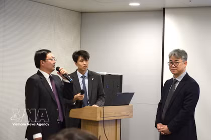 Le vice-Premier ministre Ho Quoc Dung s'entretient avec les dirigeants du Centre d'intelligence artificielle du groupe SK. Photo : VNA 