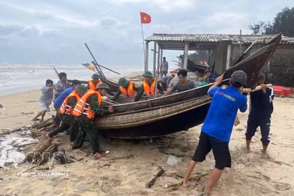 Les autorités et les pêcheurs ramènent les bateaux à terre pour s'abriter de la tempête. Photo : VNA