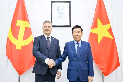 Nguyen Manh Cuong, secrétaire adjoint permanent du Comité du Parti du ministère des Affaires étrangères, vice-ministre des Affaires étrangères (droite) et Roman Roun, président du Parti communiste de Bohême et Moravie (KSČM). Photo : baoquocte.vn
