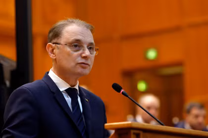 Le Premier ministre roumain Luca Niculescu s’exprime devant le Parlement, à Bucarest, le 20 octobre 2026. Photo : Xinhua/VNA
