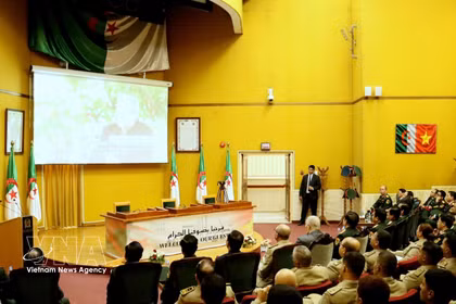 Des organismes vietnamiens et algériens ont organisé conjointement, le 27 septembre, la projection du documentaire « Vietnam - Algérie, si lointains mais si proches », retraçant l’histoire des relations d’amitié entre les deux pays et les deux peuples. Photo: VNA