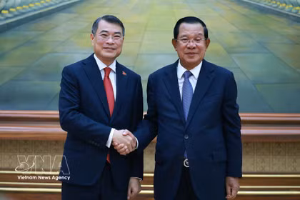 Le Premier ministre Le Minh Hung (gauche) rencontre le président du Parti du peuple cambodgien et du Sénat Hun Sen. Photo: VNA