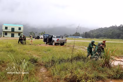 Selon le scénario de l’exercice, les gardes-frontières de Quang Tri ont découvert un réseau international professionnel de trafic de drogue, dirigé par un ressortissant étranger et impliquant des Vietnamiens et des Laos. Photo: VNA