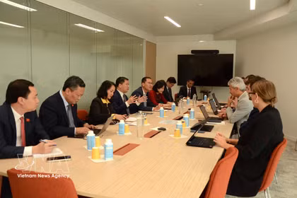 La délégation de la Commission de la Culture et des Affaires sociales de l’Assemblée nationale du Vietnam travaille avec l’Autorité de régulation de la communication audiovisuelle et numérique (ARCOM). Photo: VNA