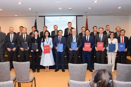 La cérémonie de signature du protocole d'accord entre EQuest Education Group et Standard Chartered Bank (succursale de New York) s'est déroulée en présence du secrétaire général du PCV et président To Lam. PHOTO : VIFC-HCMC