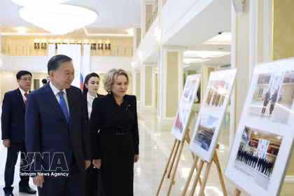 Le secrétaire général du Parti et président vietnamien, To Lam, et la présidente du Conseil de la Fédération de Russie, Valentina Matvienko, visitent une exposition de photos sur les relations entre les deux pays. Photo : VNA