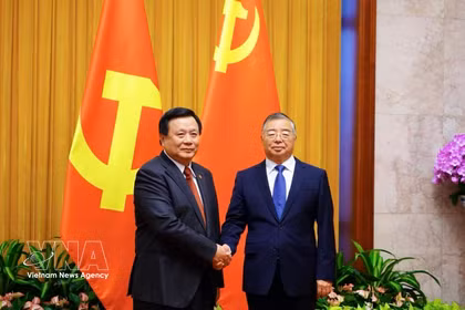 Nguyen Xuan Thang (gauche), président du Conseil théorique central et vice-président du Comité directeur chargé des travaux de bilan portant sur 100 ans de direction de la révolution vietnamienne par le Parti communiste du Vietnam (PCV) et sur 40 ans de mise en œuvre du Programme d’édification du pays pendant la période de transition vers le socialisme, et Li Shulei, membre du Bureau politique, secrétaire du Secrétariat du Comité central du Parti communiste chinois (PCC) et chef du Département de l’information du Comité central du PCC. Photo: VNA