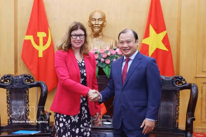 Le professeur associé, docteur Le Hai Binh, vice-président permanent de l’Académie nationale de politique Hô Chi Minh, et Pauline Tamesis, coordinatrice résidente des Nations unies au Vietnam. Photo: VNA