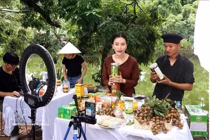 Des créateurs de contenu aident les agriculteurs à vendre des longanes et d'autres produits agricoles issus du programme OCOP (Une commune, un produit) sur TikTok. Photo : VNA