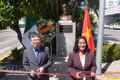 L’ambassadeur du Vietnam au Mexique, Nguyen Van Hai, et la maire d’Acapulco, Abelina López Rodríguez, coupent le ruban lors de la cérémonie d'inauguration du buste rénové du Président Ho Chi Minh à Acapulco. Photo : VNA