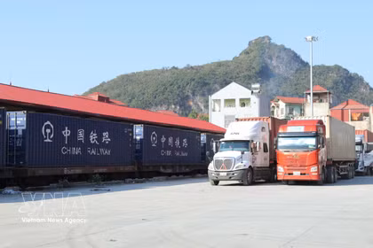 Transport de marchandises à la frontière Vietnam-Chine. Photo : VNA