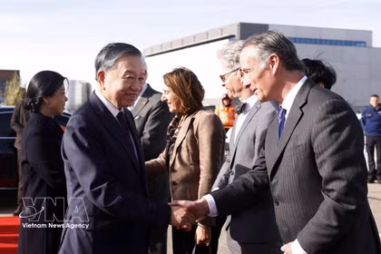 Des officiels belges ont fait leurs adieux au président To Lam et à son épouse Ngo Phuong Ly à l'aéroport militaire de Melsbroek à Bruxelles. Photo : VNA