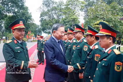 Le secrétaire général du Parti et président de l’État To Lam et les délégués lde a Division d’infanterie mécanisée 308. Photo: VNA