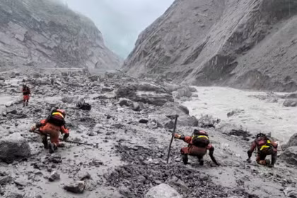 Les forces de secours et de sauvetage interviennent sur le site dévasté par des crues soudaines et des glissements de terrain dans le district de Gyirong, dans la région autonome du Tibet (Chine), le 29 août 2026. Photo : Xinhua/ VNA