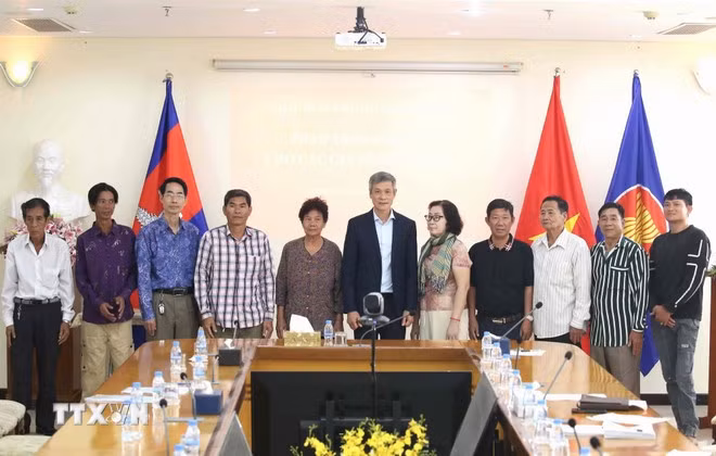 trao-tang-qua-tet-cho-than-nhan-cac-gia-dinh-kieu-bao-co-cong-tai-campuchia3.jpg