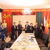 L’ambassadeur Duong Hoai Nam (à gauche) reçoit un cadeau commémoratif des dirigeants de la province de Hung Yen. Photo : VNA 