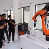 Essais de robots industriels au Centre de formation, de recherche et de développement en robotique industrielle et applications d'intelligence artificielle (Université de technologie de Da Nang). Photo d'illustration :VNA