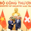 Le ministre vietnamien de l’Industrie et du Commerce, Le Manh Hung (gauche) et le président de la Confédération suisse, Guy Parmelin. Photo: moit.gov.vn.jpg