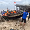 Les autorités et les pêcheurs ramènent les bateaux à terre pour s'abriter de la tempête. Photo : VNA