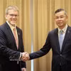 Le ministre des Finances Ngo Van Tuan (droit) et Dean Thompson, directeur principal chargé des relations gouvernementales mondiales de The Coca-Cola Company. Photo: VNA