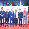 Les dirigeants et les membres d'équipage de Vietjet Air posent pour une photo avec les invités présents à la cérémonie d'ouverture. Photo : VNA