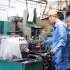 La chaîne de production de la compagnie Cosmot 1 Technology fonctionne de manière stable, répondant à la demande du marché et créant des emplois pour les travailleurs locaux. Photo : VNA