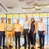 L’ambassadeur du Vietnam en Israël, Nguyen Ky Son (3e à partir de la gauche), et le professeur Yuval Elovici (3e à partir de la droite), directeur du Centre de recherche en cybersécurité de l’Université Ben-Gourion du Néguev (BGU), posent pour une photo commémorative. Photo : VNA