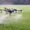 Dans la province d'An Giang, les agriculteurs utilisent des drones pour pulvériser des pesticides, ce qui leur permet de réaliser des économies de temps, d'argent et d'efforts. Photo : VNA