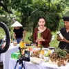 Des créateurs de contenu aident les agriculteurs à vendre des longanes et d'autres produits agricoles issus du programme OCOP (Une commune, un produit) sur TikTok. Photo : VNA