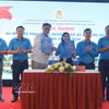 Signature d'un accord d'engagement entre la direction de l'entreprise et le syndicat de la Sarl Pegatron Vietnam. Photo : VNA