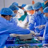 L’hôpital central de Huê a réalisé avec succès deux transplantations rénales consécutives grâce au système de conservation LifePort, portant à cinq le nombre total de greffes utilisant cette technologie. Photo: VNA