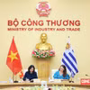 La vice-ministre de l'Industrie et du Commerce, Phan Thi Thang, et la vice-ministre des Affaires étrangères de l'Uruguay, Valeria Csukasi, signent le procès-verbal de la 4e réunion du Comité mixte Vietnam-Uruguay sur la coopération économique, commerciale et d’investissement. Photo : tapchicongthuong.vn.jpg