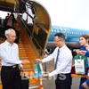 Des passagers reçoivent des cadeaux à leur arrivée à l’aéroport de Liên Khuong. Photo : Bnews/VNA