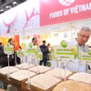 Les visiteurs découvrent des produits vietnamiens. Photo: VNA