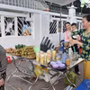 La coopérative de la province de Ca Mau, en collaboration avec le journal et la station de radio-télévision de Ca Mau, a organisé une foire OCOP (À chaque commune son produit), combinant vente directe et vente en direct en ligne afin de promouvoir les produits locaux. Photo : VNA