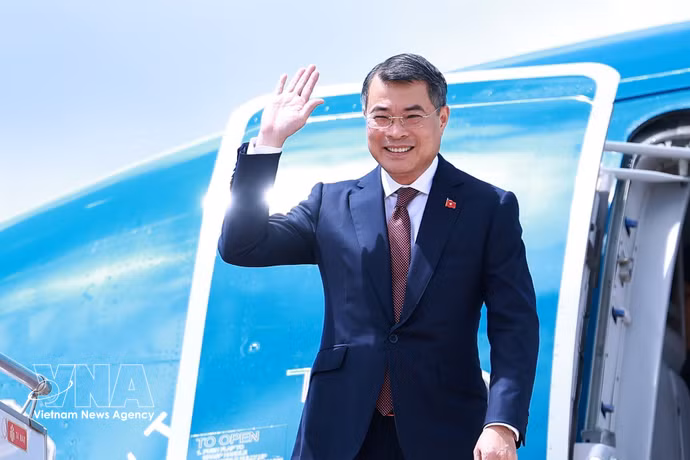 Le Premier ministre Le Minh Hung arrive à Phnom Penh pour une visite officielle au Cambodge. Photo: VNA