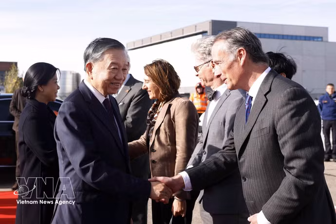 Des officiels belges ont fait leurs adieux au président To Lam et à son épouse Ngo Phuong Ly à l'aéroport militaire de Melsbroek à Bruxelles. Photo : VNA