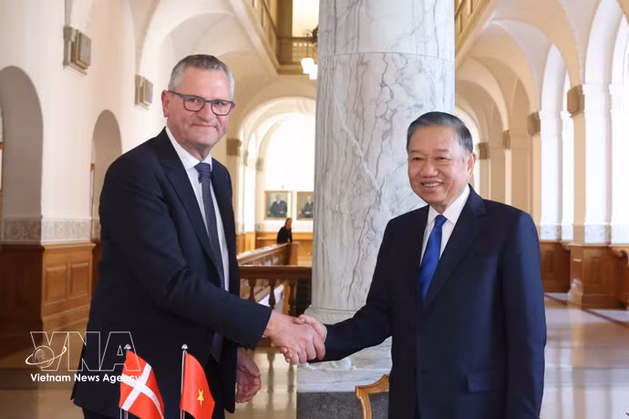 Le secrétaire général du Parti communiste du Vietnam et président de la République, To Lam (à droite) et le président du Parlement danois Henrik Frandsen. Photo: VNA