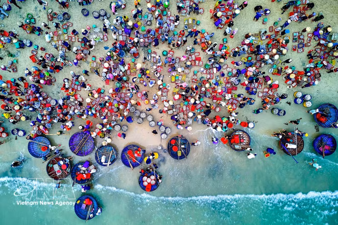 Le marché aux poissons de Tam Tien est animé. Photo: VNA