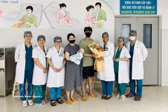 Le personnel médical de l'hôpital offre des fleurs au couple et à leur bébé pour les féliciter de leur sortie de l'hôpital. Photo : VNA