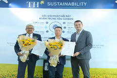 Des représentants de la société par actions du lait TH et de la SARL d'eau pure Nui Tiên, filiales du groupe laitier TH True Milk, reçoivent le 4 avril, des certificats de neutralité carbone selon la norme PAS 2060:2014. Photo: nhandan.vn
