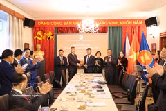 L’ambassadeur Duong Hoai Nam (à gauche) reçoit un cadeau commémoratif des dirigeants de la province de Hung Yen. Photo : VNA 