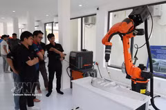 Essais de robots industriels au Centre de formation, de recherche et de développement en robotique industrielle et applications d'intelligence artificielle (Université de technologie de Da Nang). Photo d'illustration :VNA