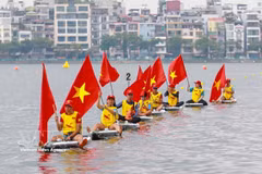 Course internationale de bateaux-dragons et de SUP sur le lac de l'Ouest